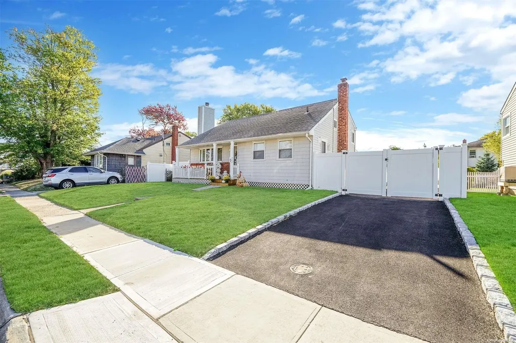 15 E Hampton Road Lindenhurst NY 11757