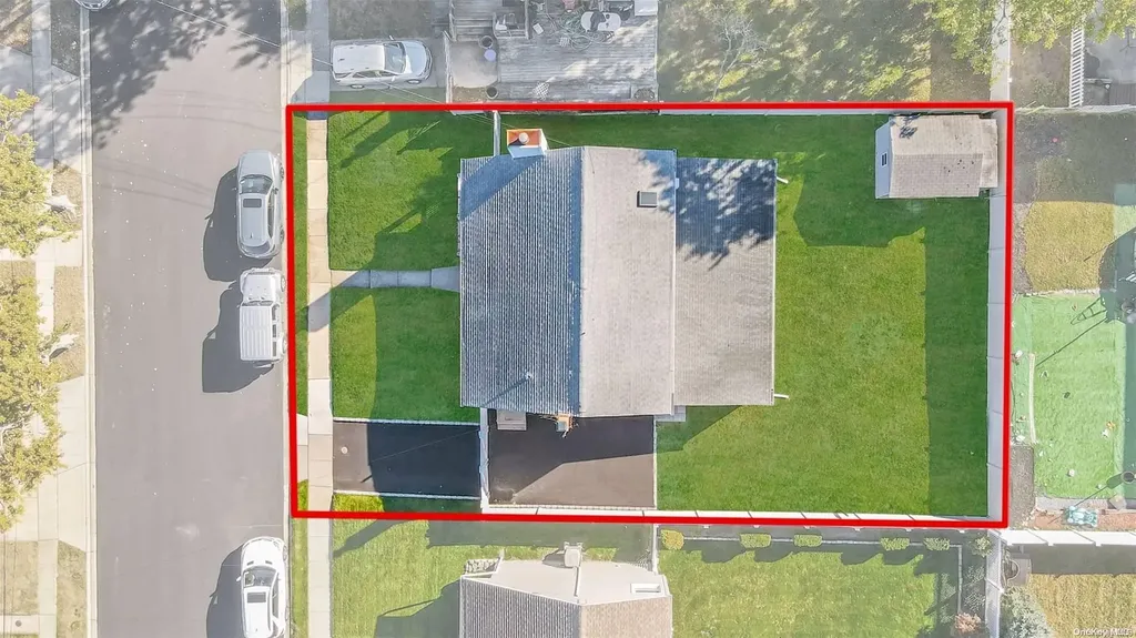 15 E Hampton Road Lindenhurst NY 11757