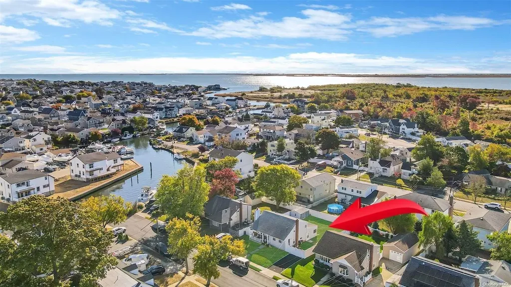 15 E Hampton Road Lindenhurst NY 11757