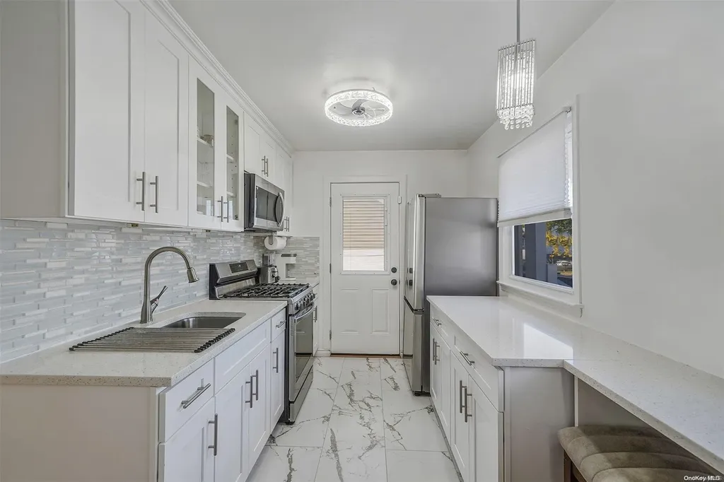 15 E Hampton Road Lindenhurst NY 11757