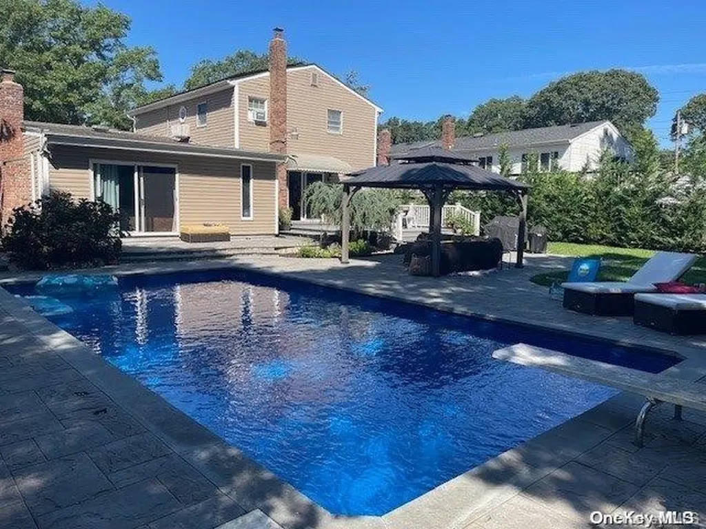 71 Avenue B Holbrook NY 11741