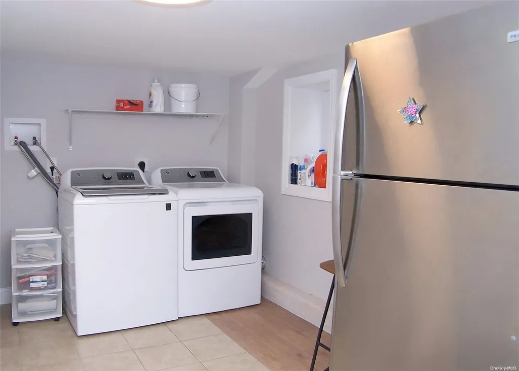 40 E Santa Barbara Road Lindenhurst NY 11757