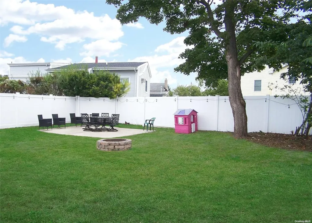 40 E Santa Barbara Road Lindenhurst NY 11757