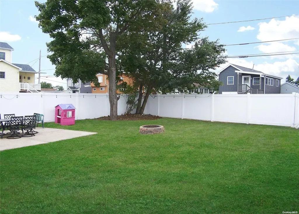 40 E Santa Barbara Road Lindenhurst NY 11757