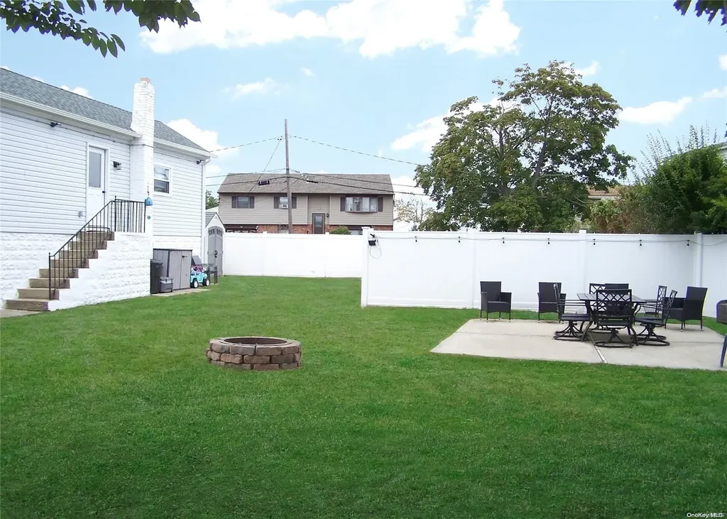 40 E Santa Barbara Road Lindenhurst NY 11757