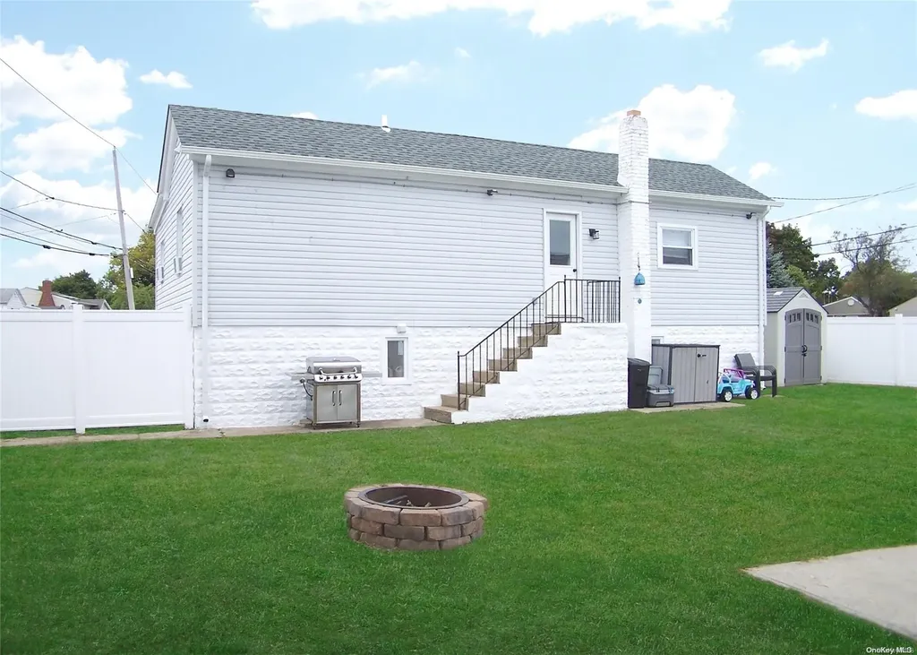 40 E Santa Barbara Road Lindenhurst NY 11757