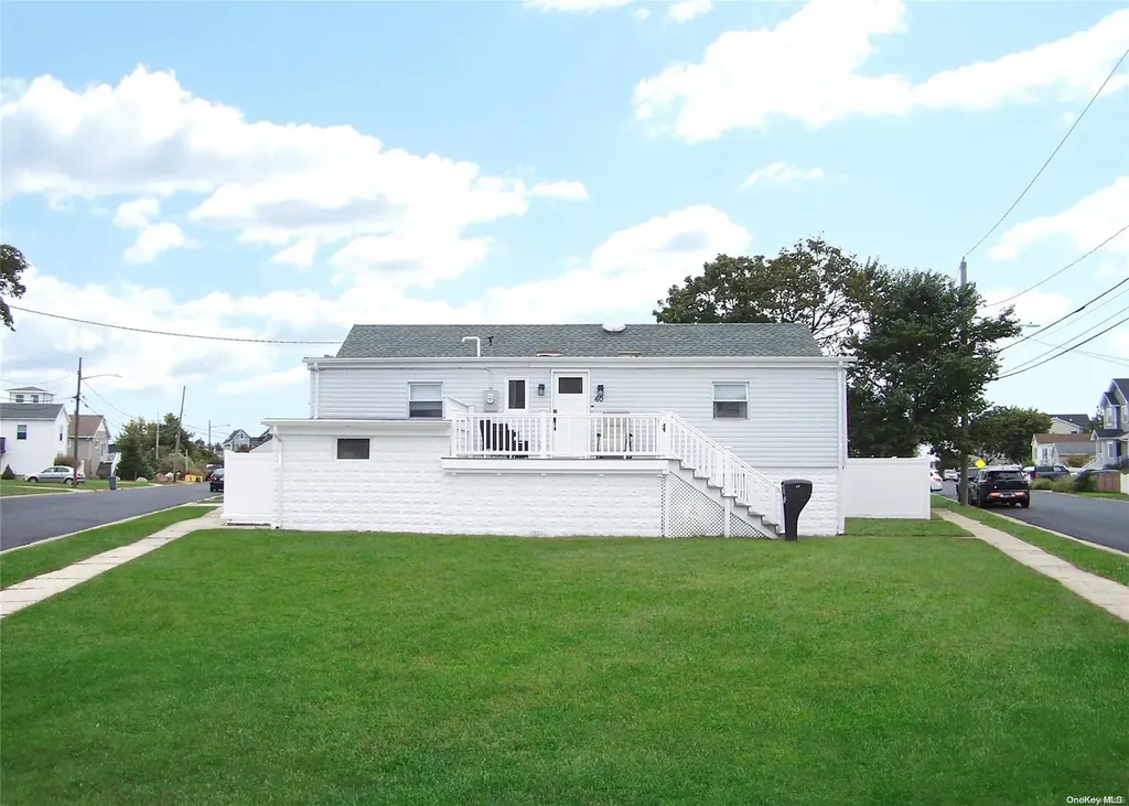 40 E Santa Barbara Road Lindenhurst NY 11757