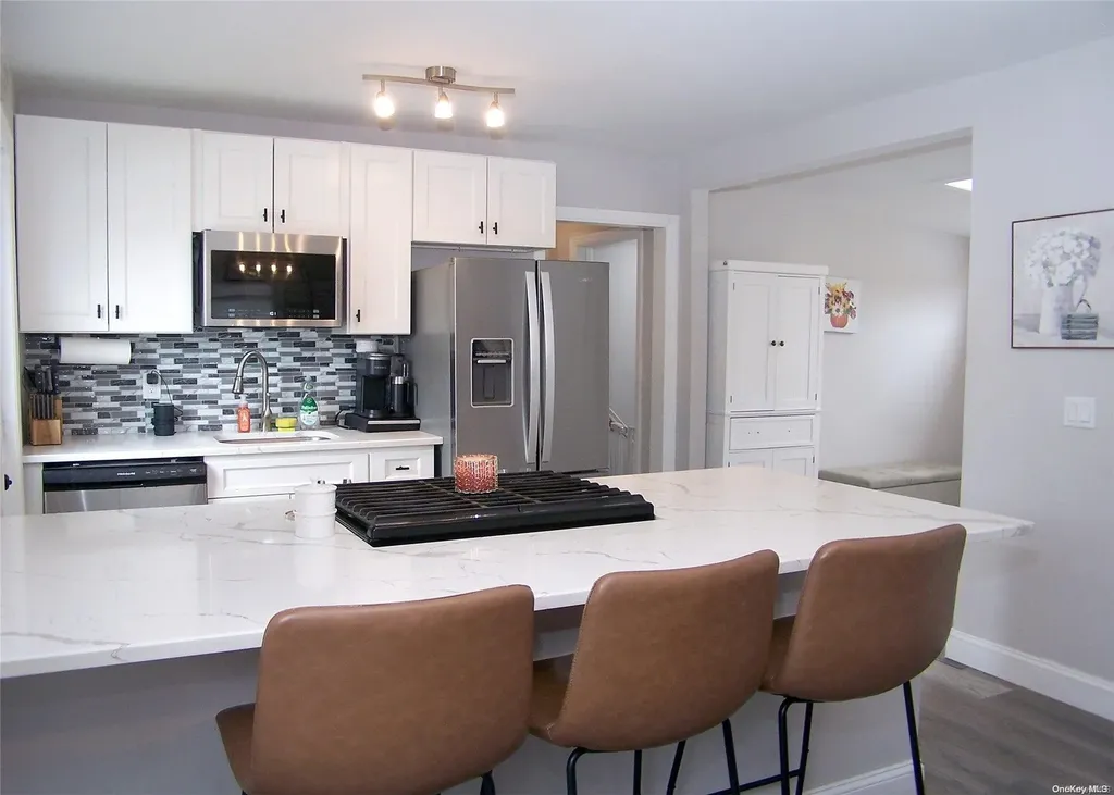 40 E Santa Barbara Road Lindenhurst NY 11757