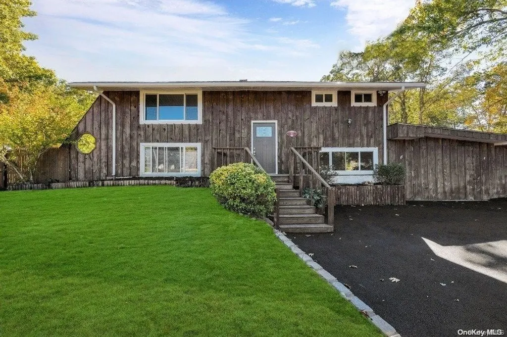 112 Silverleaf Lane Islandia NY 11749