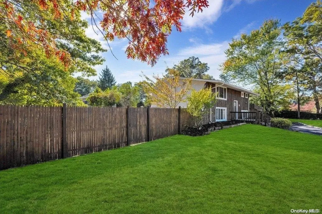 112 Silverleaf Lane Islandia NY 11749