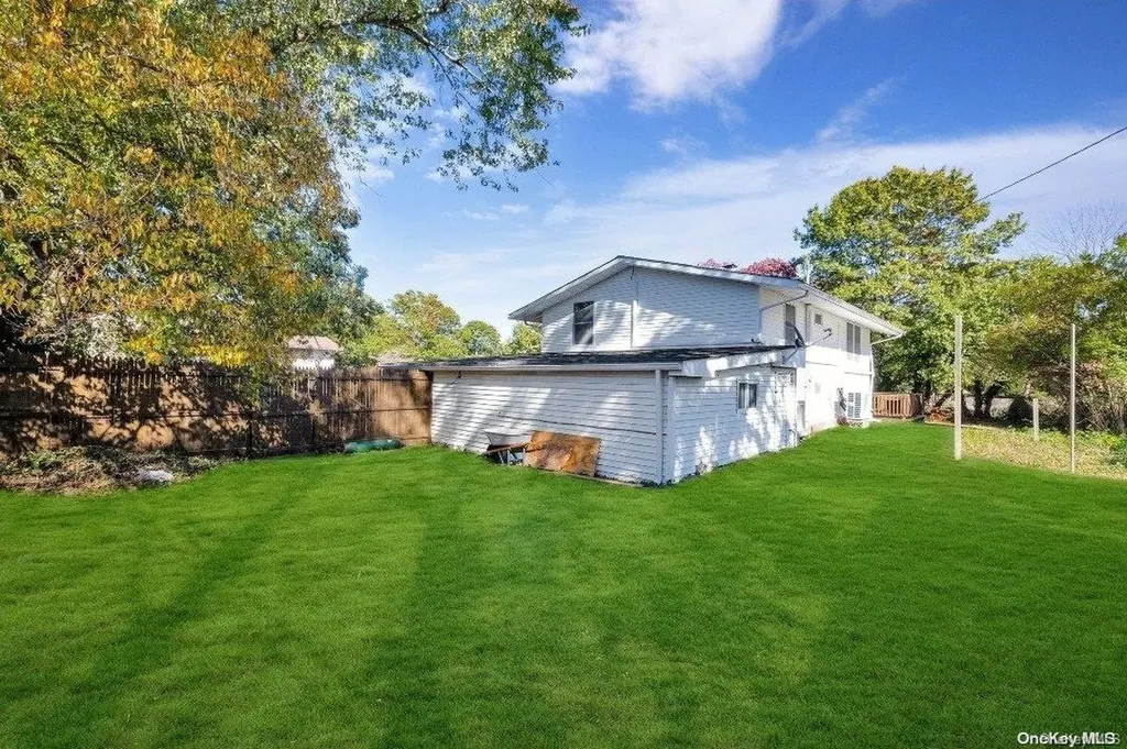 112 Silverleaf Lane Islandia NY 11749