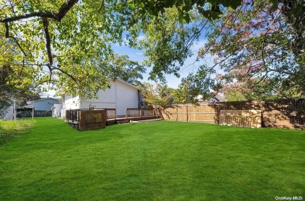 112 Silverleaf Lane Islandia NY 11749