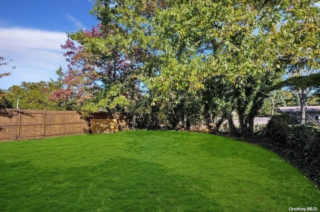 112 Silverleaf Lane Islandia NY 11749