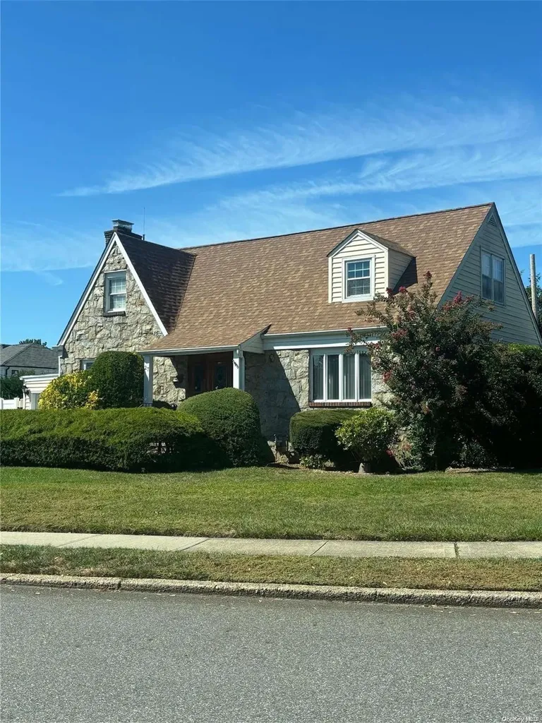 27 Walsh Lane Westbury NY 11590