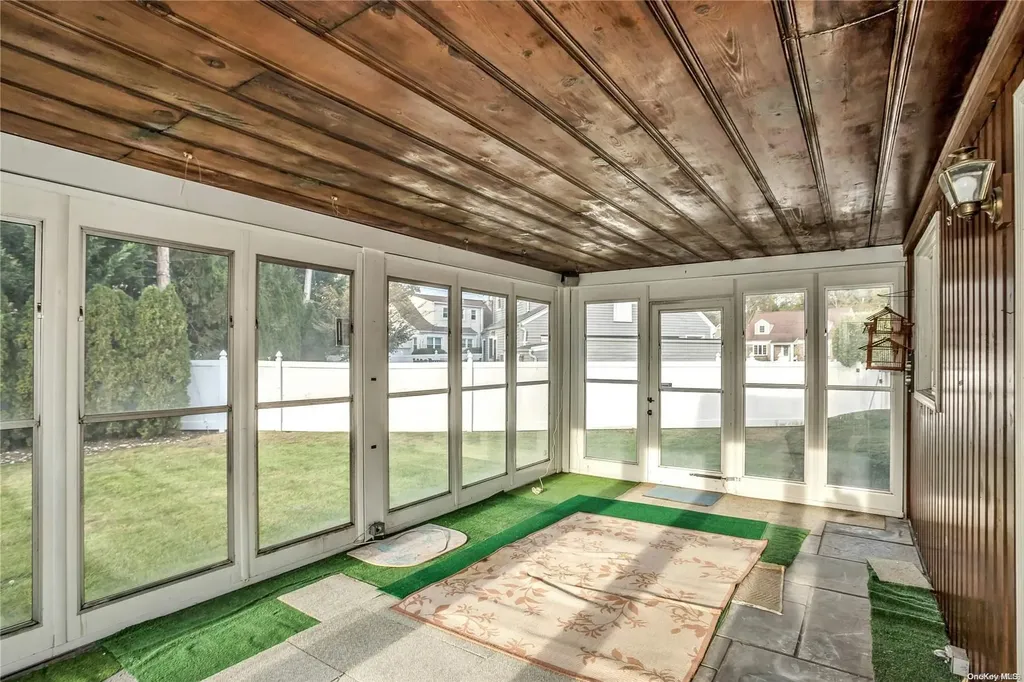 27 Walsh Lane Westbury NY 11590