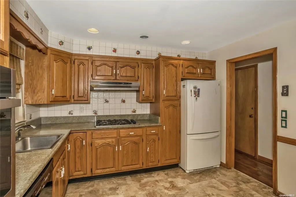 27 Walsh Lane Westbury NY 11590