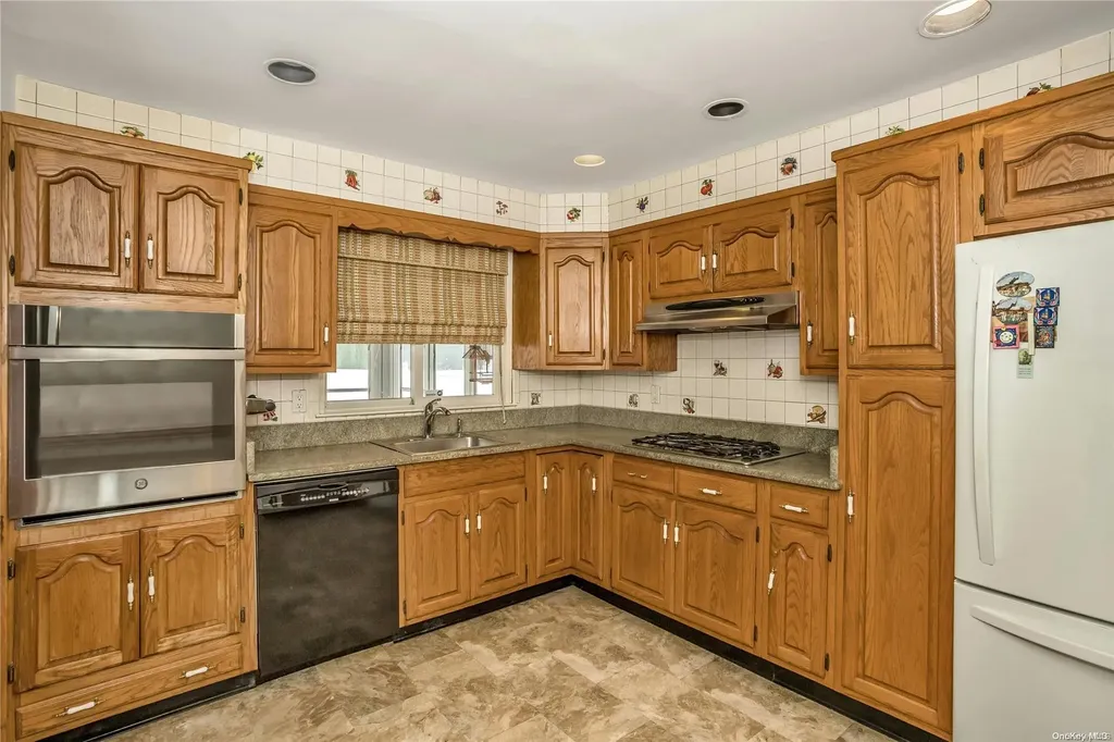 27 Walsh Lane Westbury NY 11590