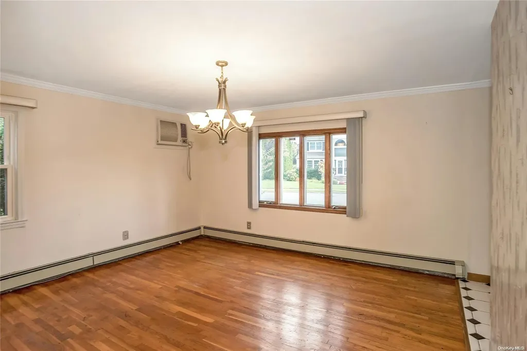 27 Walsh Lane Westbury NY 11590