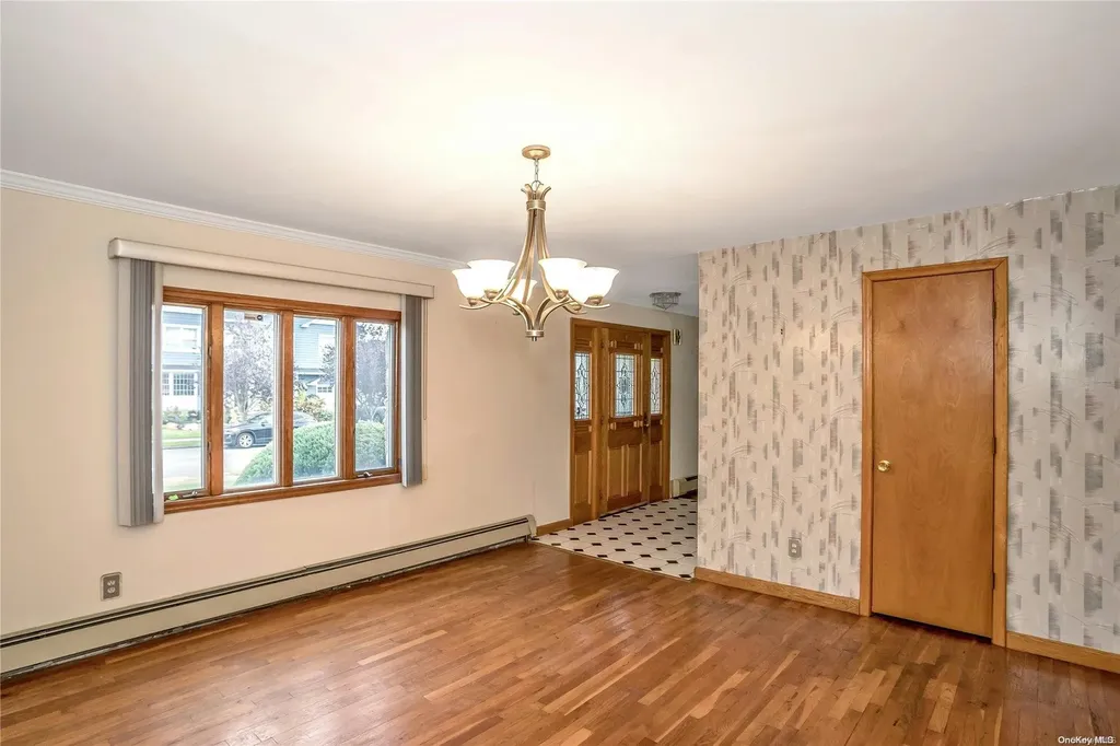 27 Walsh Lane Westbury NY 11590