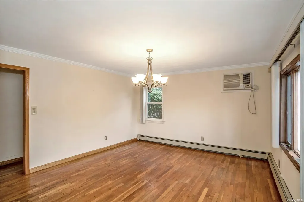 27 Walsh Lane Westbury NY 11590