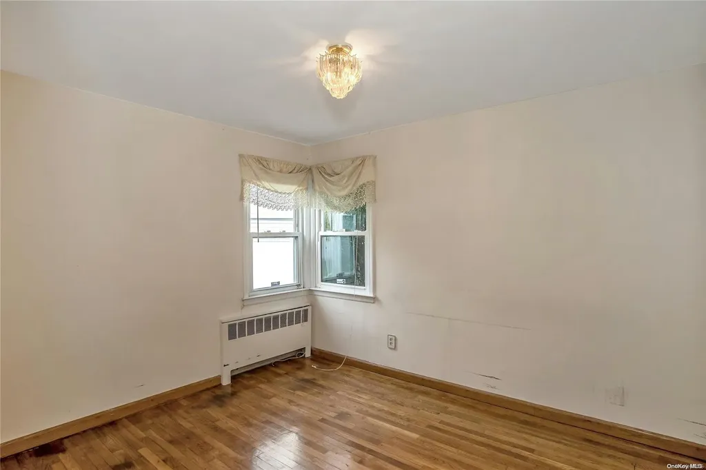 27 Walsh Lane Westbury NY 11590