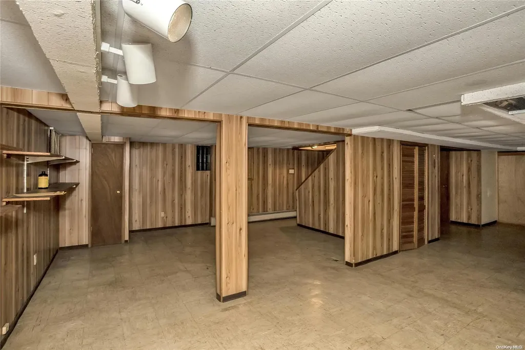 27 Walsh Lane Westbury NY 11590