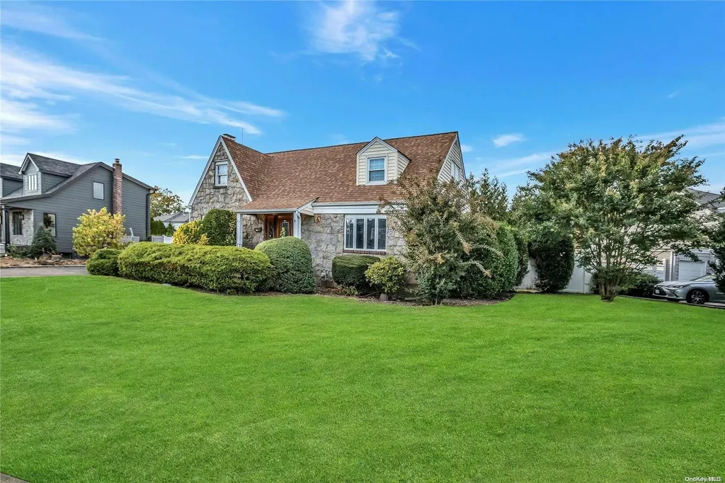 27 Walsh Lane Westbury NY 11590