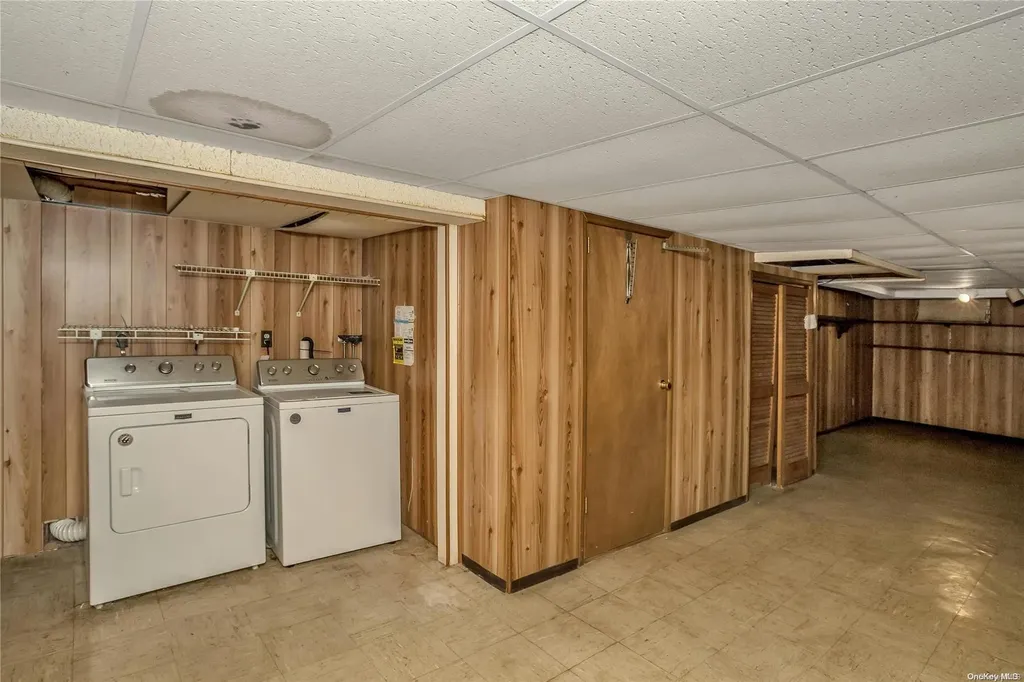 27 Walsh Lane Westbury NY 11590