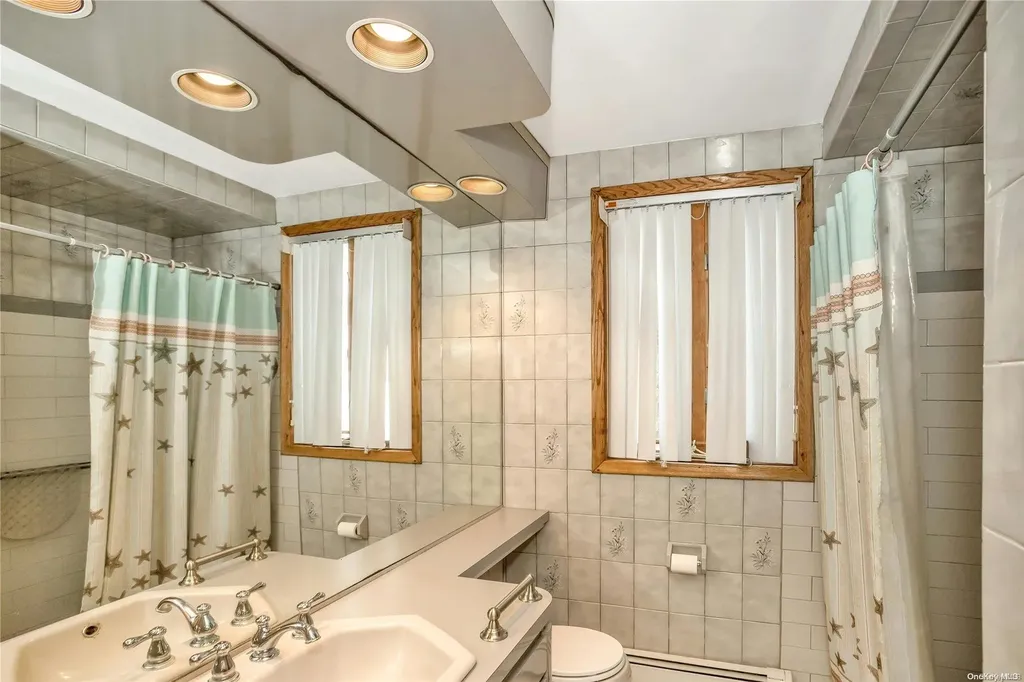 27 Walsh Lane Westbury NY 11590