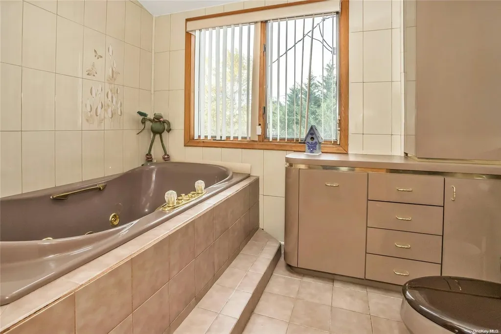 27 Walsh Lane Westbury NY 11590