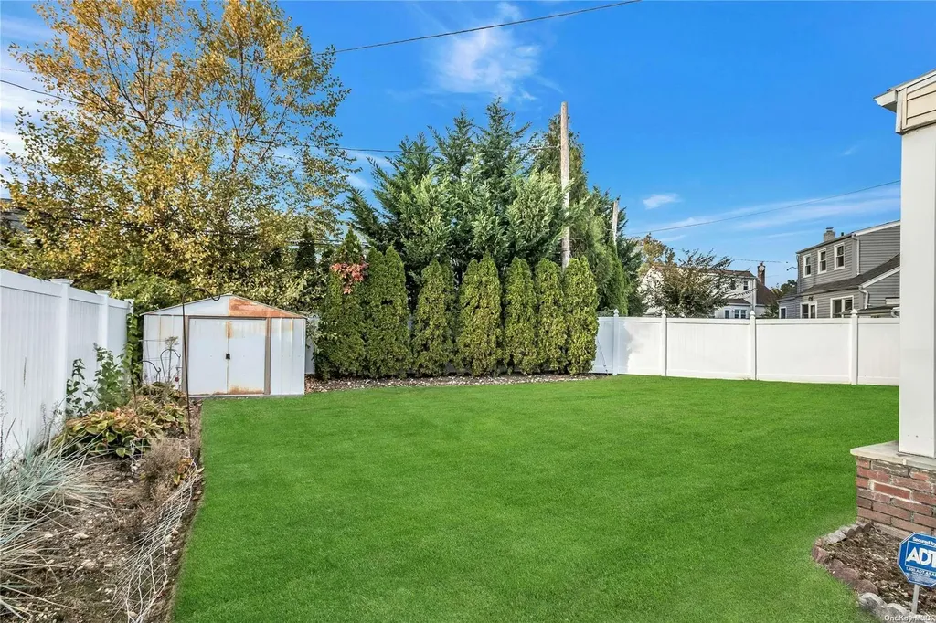 27 Walsh Lane Westbury NY 11590