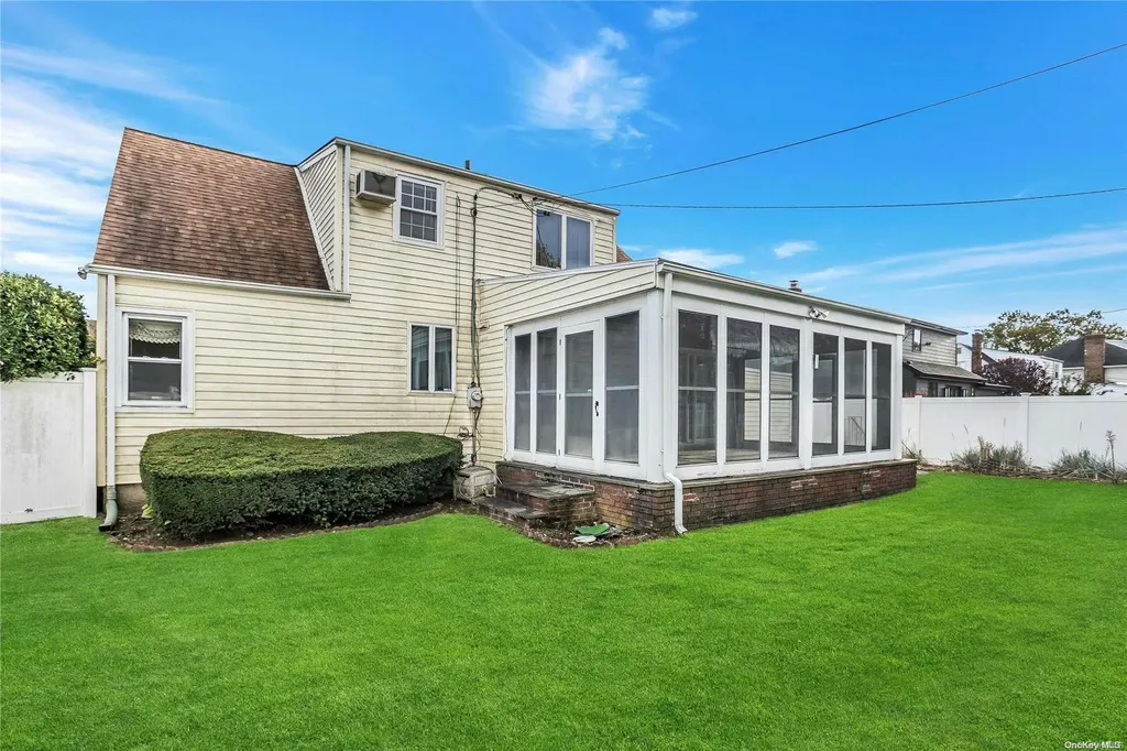 27 Walsh Lane Westbury NY 11590