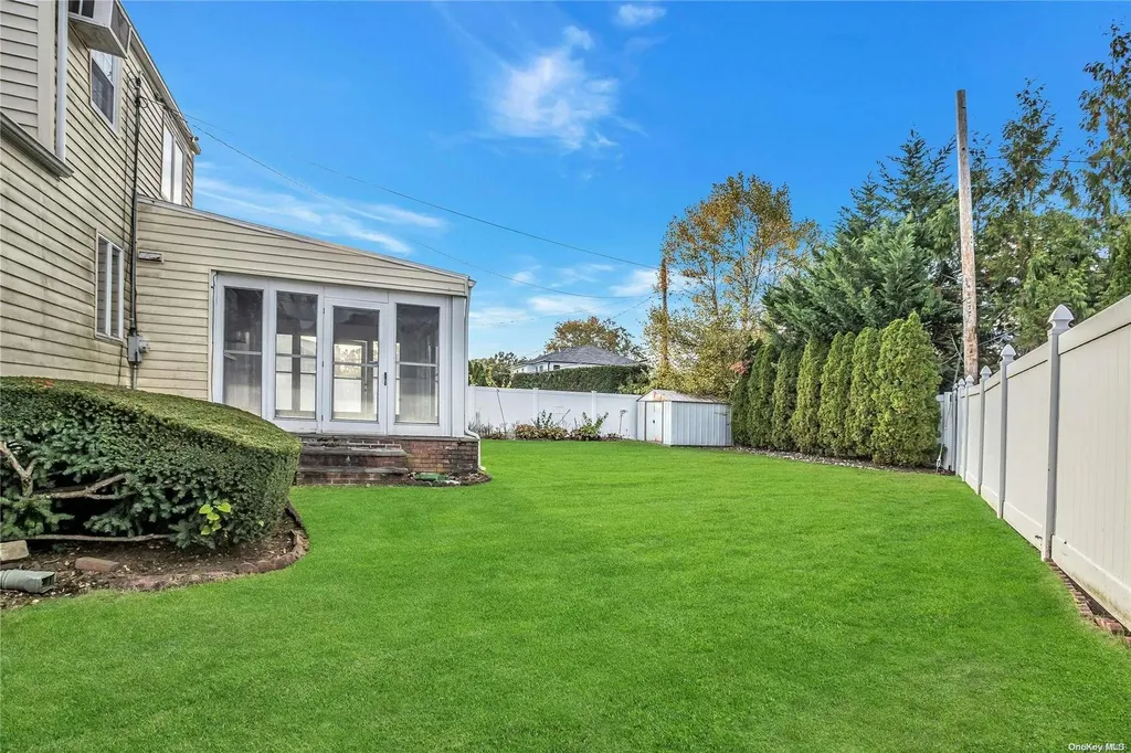 27 Walsh Lane Westbury NY 11590