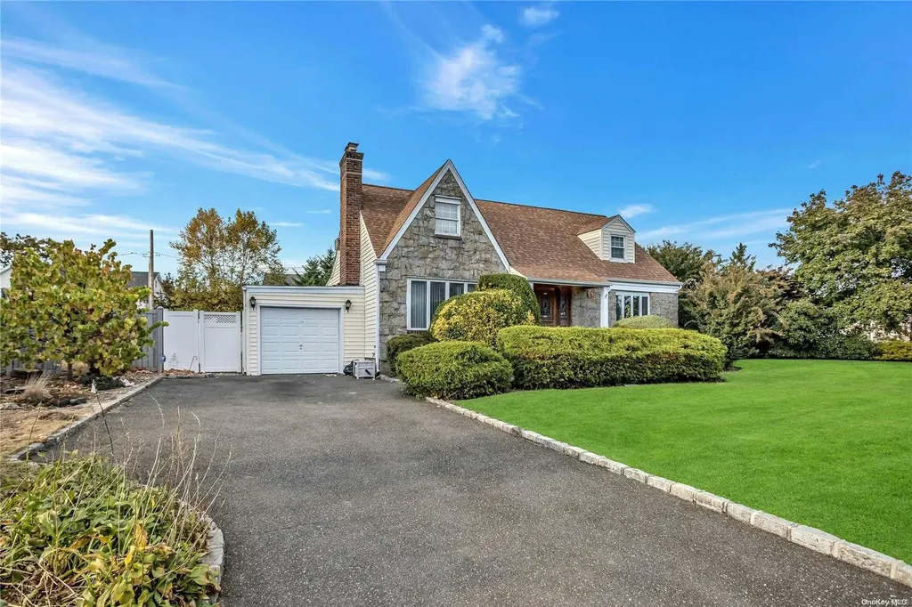 27 Walsh Lane Westbury NY 11590