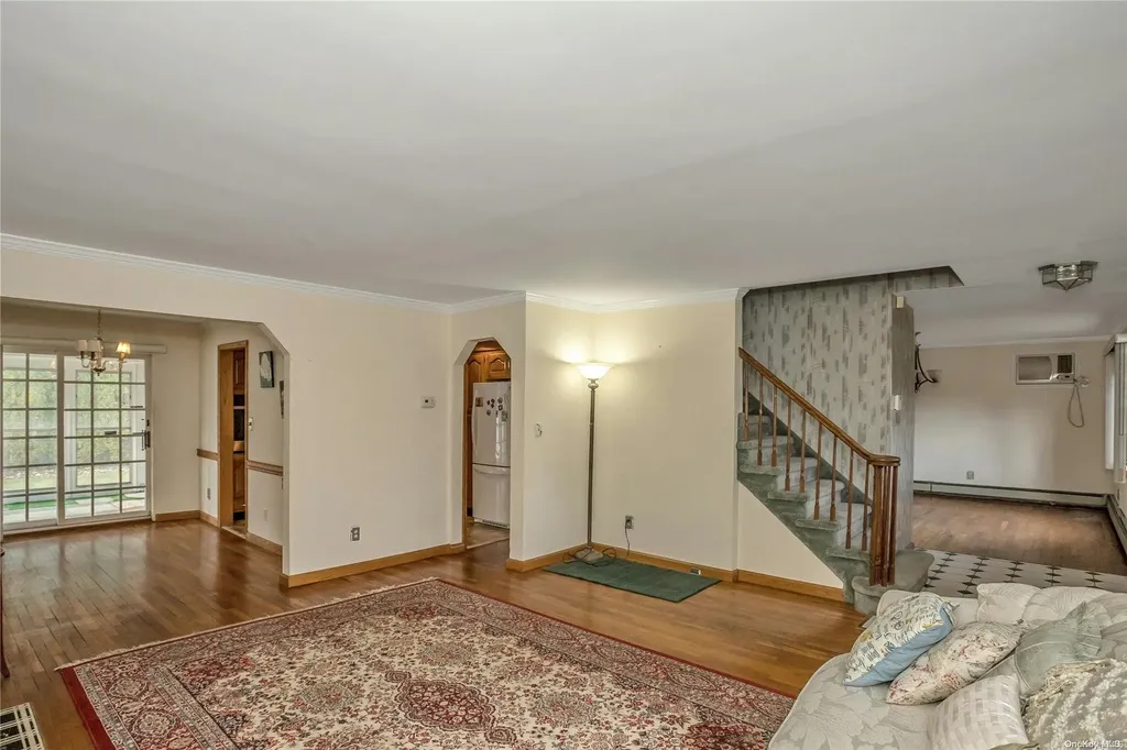 27 Walsh Lane Westbury NY 11590