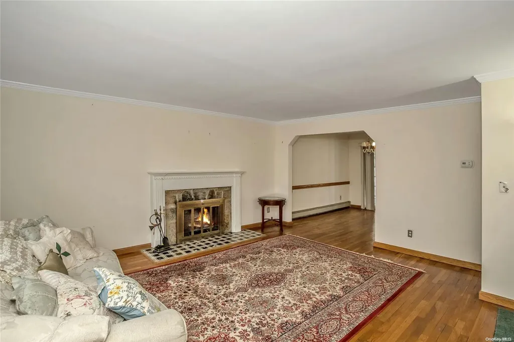 27 Walsh Lane Westbury NY 11590