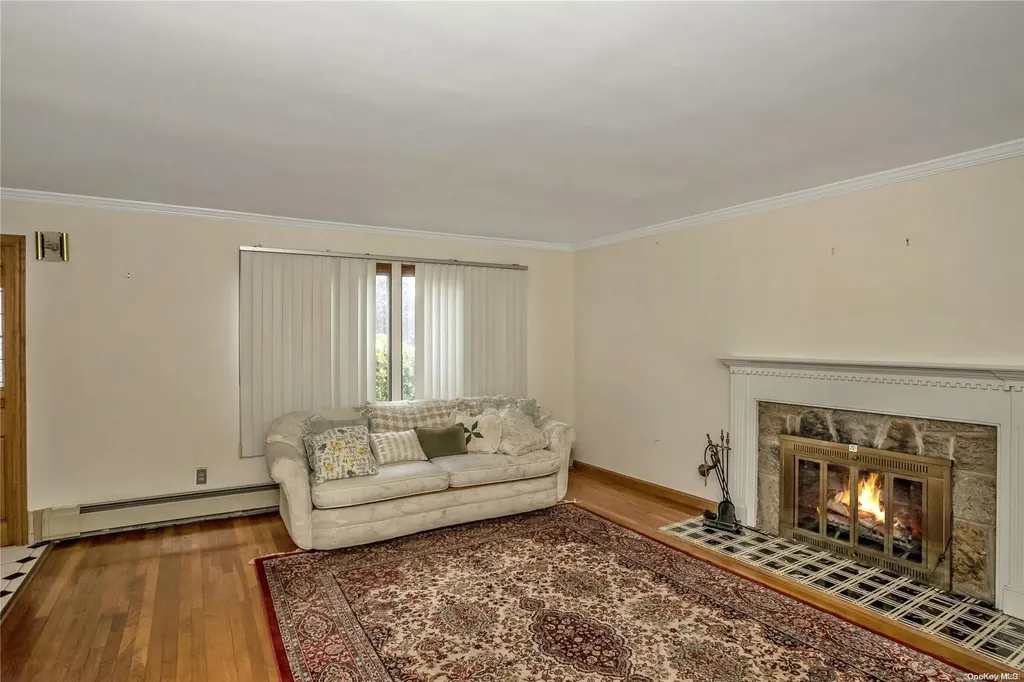 27 Walsh Lane Westbury NY 11590