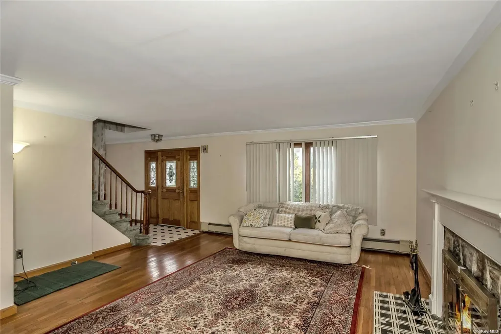 27 Walsh Lane Westbury NY 11590