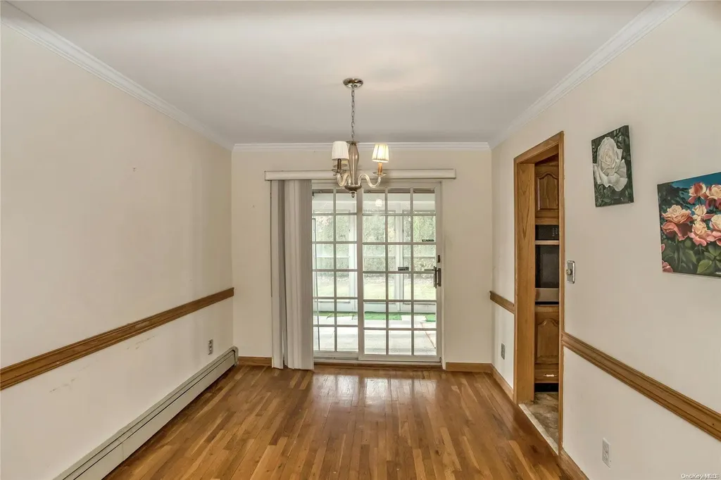 27 Walsh Lane Westbury NY 11590