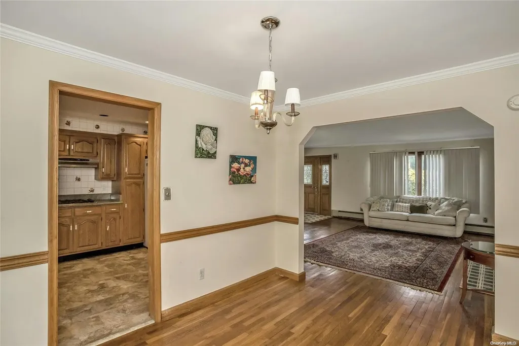 27 Walsh Lane Westbury NY 11590