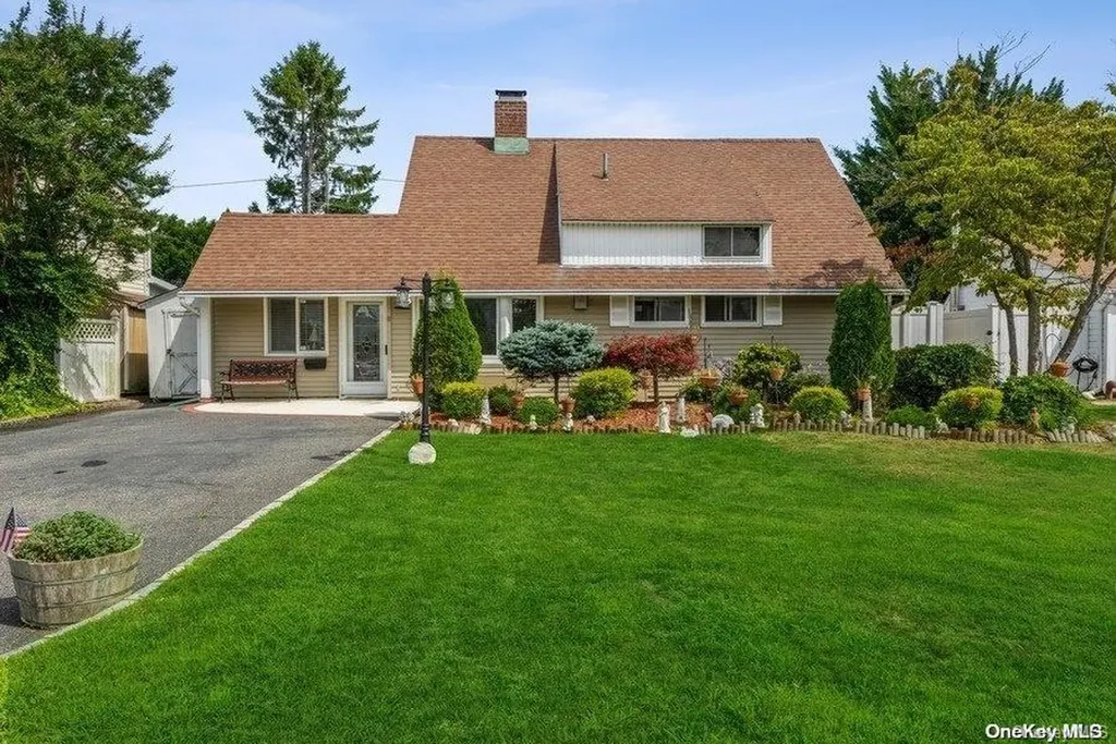 11 Downhill Lane Wantagh NY 11793