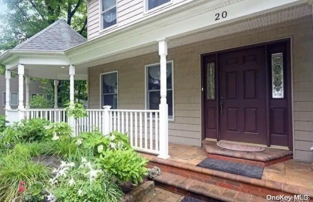 20 Ridge Drive E Roslyn NY 11576