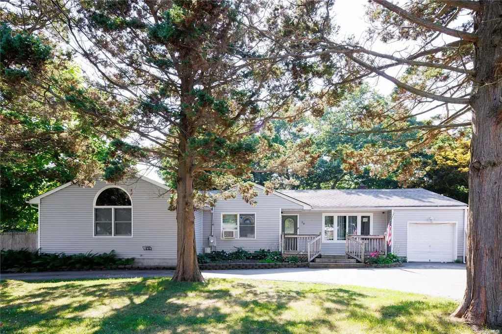 28 Roosevelt Avenue Nesconset NY 11767