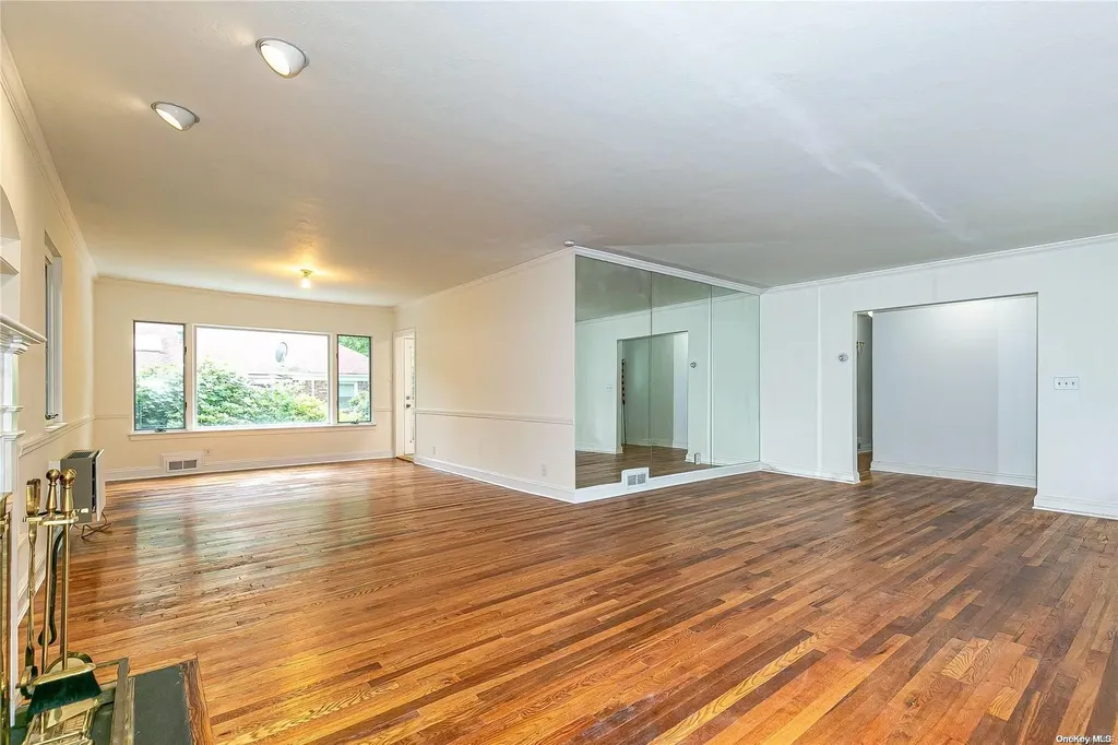 42 Wimbleton Lane Great Neck NY 11023