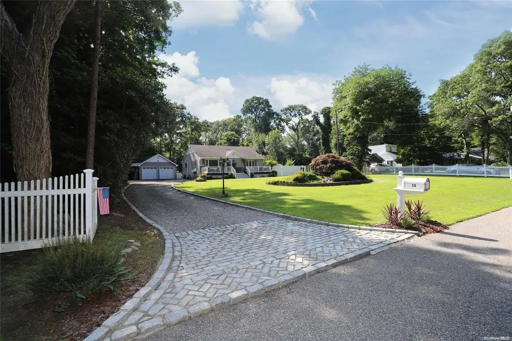 24 Myrtle Lane Coram NY 11727