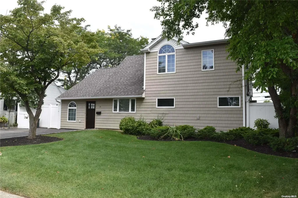 35 Constellation Road Levittown NY 11756