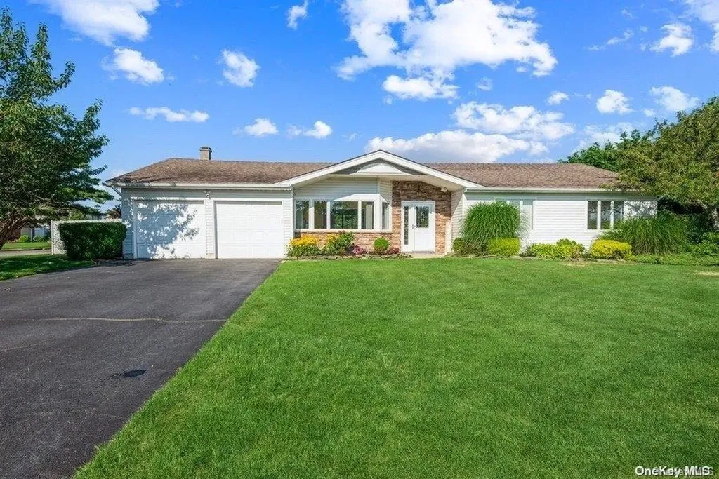 16 Marlin Drive Copiague NY 11726