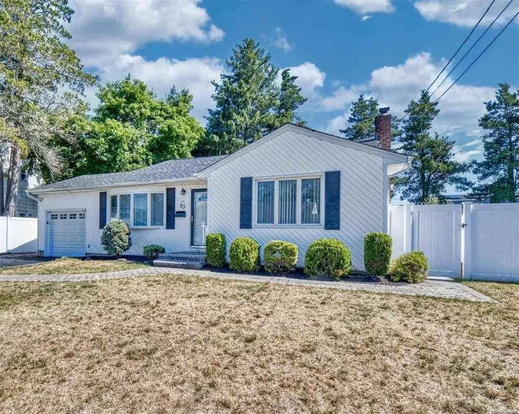 23 Ida Lane North Babylon NY 11703