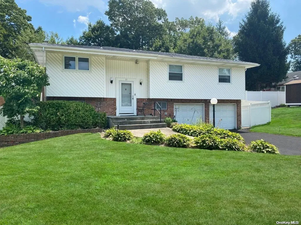 21 Mohegan Lane Commack NY 11725