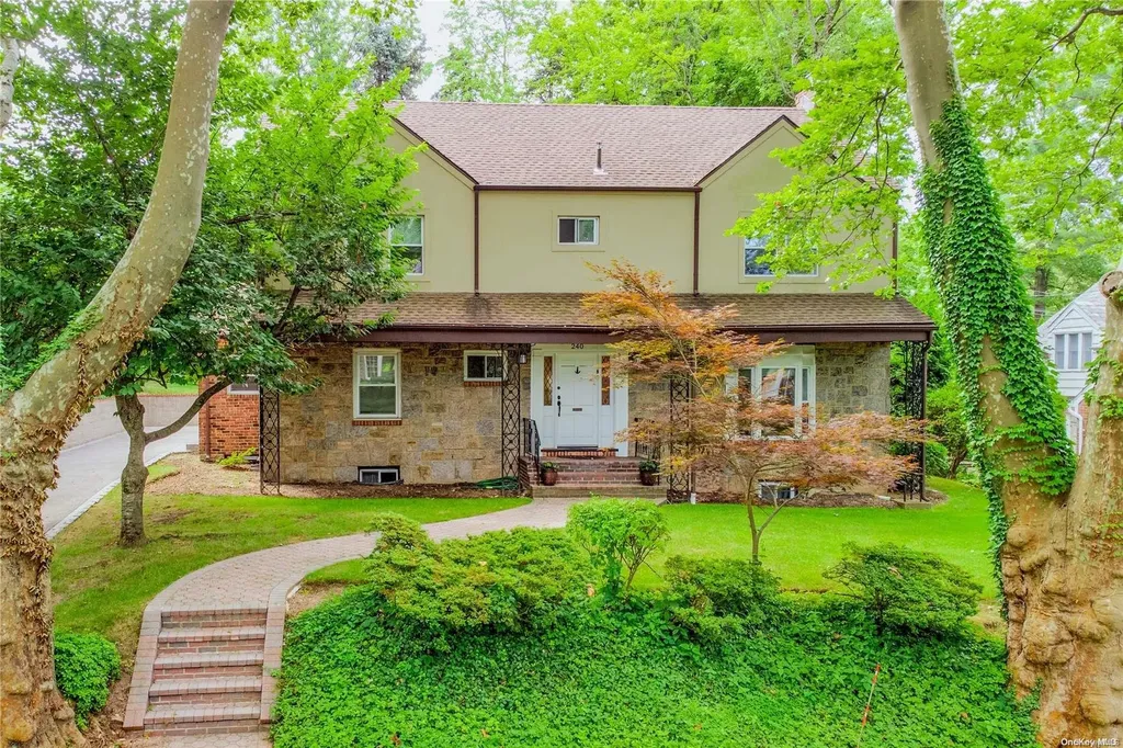 240 Clent Road Great Neck NY 11021